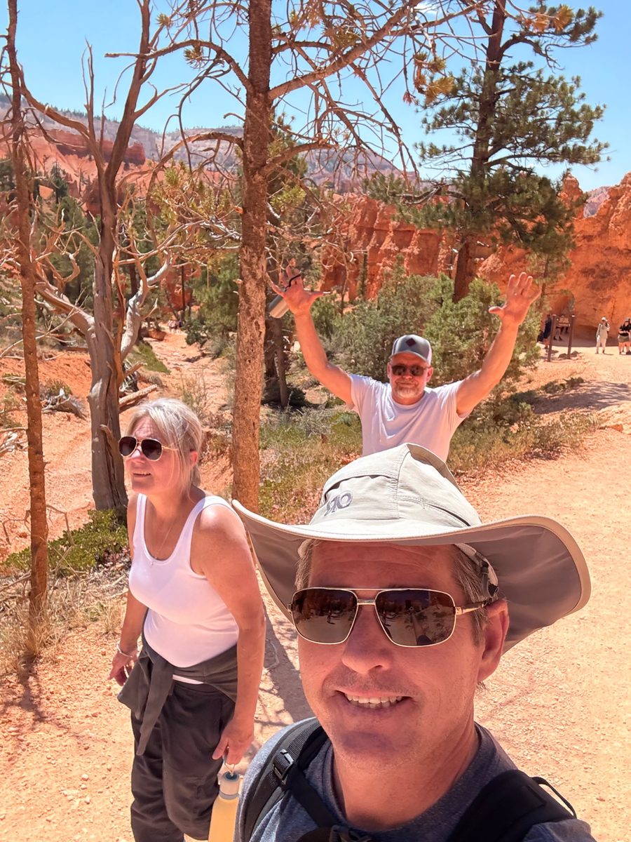 Family hiking in Bryce Canyon